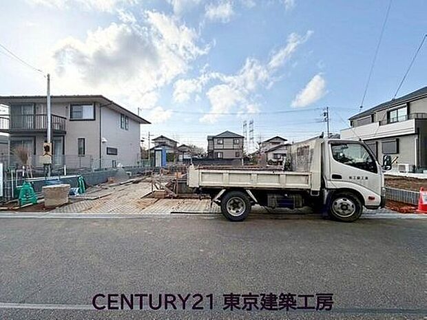 【現地外観写真】前面道路が6ｍと広々としているため、お車の駐車やすれ違いもスムーズにできます！