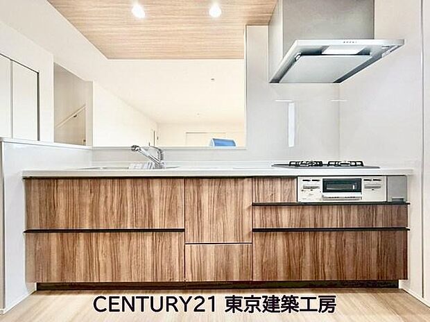 【 キッチン】◇対面式を採用したキッチンですので、リビングで寛ぐご家族をいつも感じられます。会話を楽しみながら家事ができます。