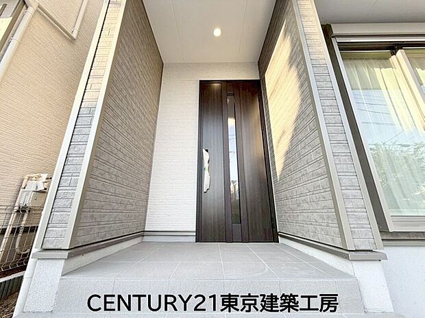 【玄関】住まいの顔とも言われているのが玄関です。清潔感のある玄関は、それだけで住まい全体の印象を大幅にアップさせてくれます。気持ちよく利用することができるでしょう。