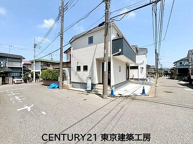 【前面道路含む現地写真】角地のため風通し、日当たり良好です!道路幅は西5.9m、南4.9mあり駐車もラクラク♪