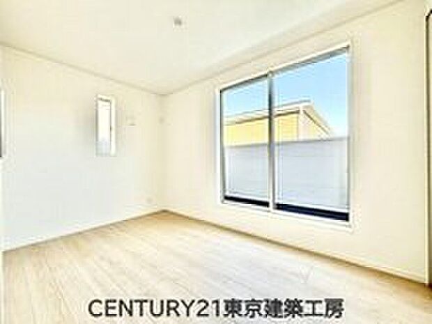 【リビング以外の居室】◇穏やかな光が差し込む室内には、穏やかな時間が流れます。おうち時間が増える昨今、落ち着いた空間で自分の趣味を楽しむのはいかがですか。