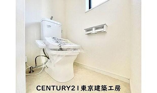 【同形状・同仕様写真(その他内観)】【同仕様】
トイレを癒しの場と考える人は少なくありません。だからこそ、くつろげる場所であってほしいと思っている人も多いでしょう。機能面でも癒しやくつろぎの空間に相応しいトイレとなっています。