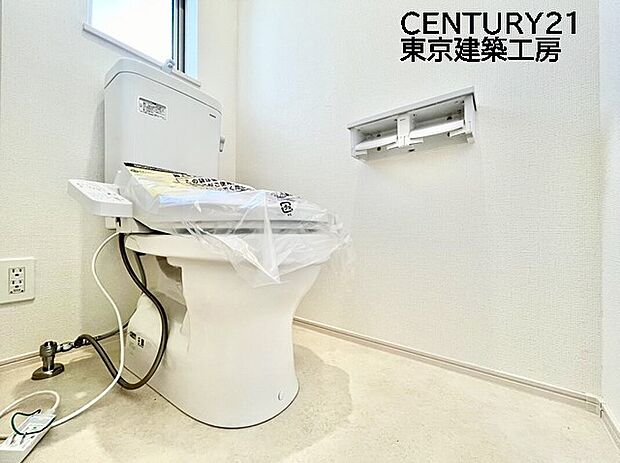 【【同施工会社の施工イメージになります】】【同仕様】トイレを癒しの空間と考える人は少なくありません。だからこそ、寛げる場所であってほしいと思っている人も多いでしょう。機能面でも癒しや寛ぎの空間に相応しいトイレとなっています。

