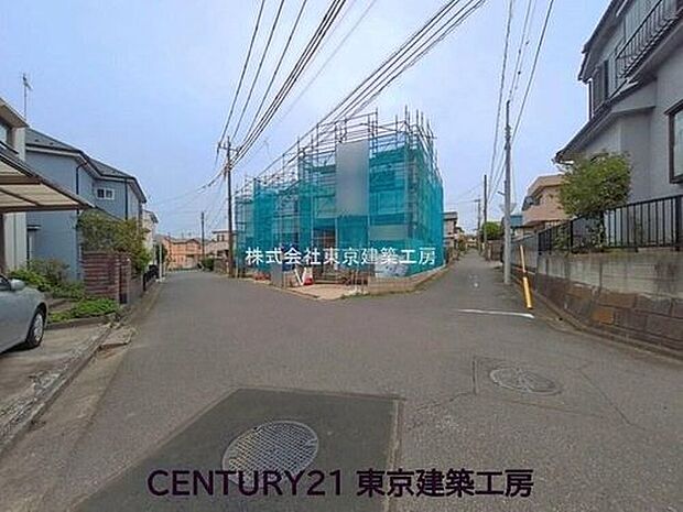 【前面道路含む現地写真】前面道路はゆとりある6m以上!さらに角地のため、抜群の開放感と陽当りが手に入る住環境。