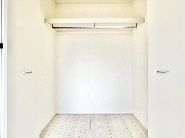 【同形状・同仕様写真(その他内観)】【同仕様】
各居室のクローゼットはスーツ類から丈の長いコート類まで何でも収納できる便利なスペースです。衣装ケースと併用することでセーター類なども収納でき自分だけのスペースにできます。