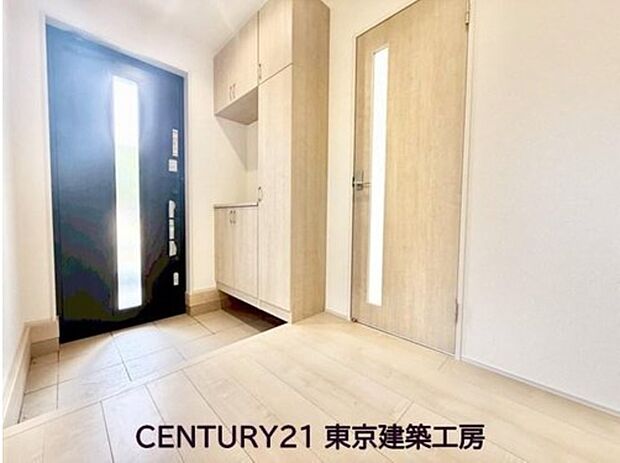 【玄関】◇住まいの顔とも言われているのが玄関です。清潔感のある玄関は、それだけで住まい全体の印象を大幅にアップさせてくれます。気持ちよく利用することができるでしょう。