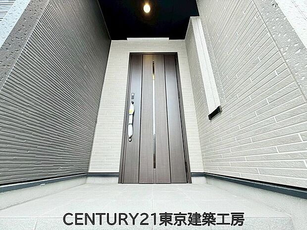 【玄関】住まいの顔とも言われているのが玄関です。清潔感のある玄関は、それだけで住まい全体の印象を大幅にアップさせてくれます。気持ちよく利用することができるでしょう。
