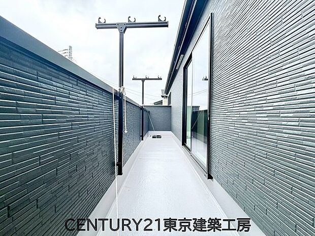 【バルコニー】頬をなでる優しい風を感じることが出来るバルコニー。つい深呼吸をしたくなる気持ちの良い場所はこのお部屋の自慢です。お洗濯物を干すスペースとしても十分な広さがあります。