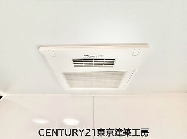 【浴室乾燥機】浴室は湿気が多く結露が発生しやすい場所。換気・乾燥機能によって、湿気を抑え、カビや結露の発生も少なくなり、掃除の手間を省くこともできるでしょう。

