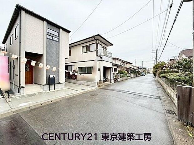 【前面道路含む現地写真】車のすれ違いやバック駐車も焦らずできる、広い前面道路　