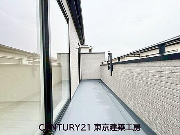 【バルコニー】風をしっかりと感じられるバルコニーでは、毎日が洗濯日和です。広々としているので洗濯も楽しくなるでしょうし、気分転換にバルコニーからの眺めを楽しむのもいいでしょう。