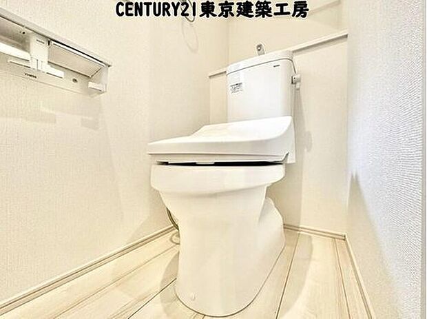 【トイレ】【同仕様】
清潔な空間を保ちたいトイレはオフホワイトでまとめました。毎日使う場所だからこそお手入れも楽々にできる機能が搭載されております。汚れが付着しにくい便器はお掃除も楽々です。