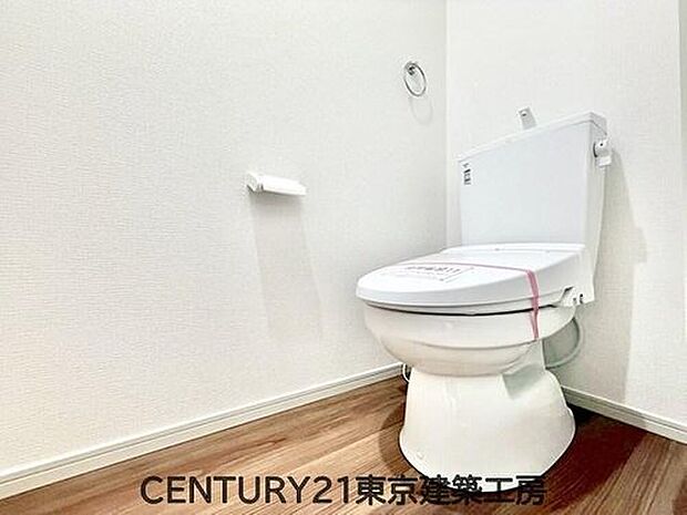 【トイレ】トイレを癒しの場と考える人は少なくありません。だからこそ、くつろげる場所であってほしいと思っている人も多いでしょう。機能面でも癒しやくつろぎの空間に相応しいトイレとなっています。