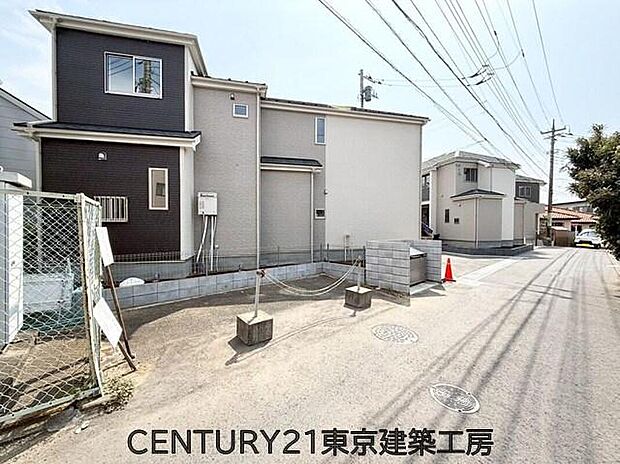 【前面道路含む現地写真】穏やかな住宅街の一角に。程よい静けさと、ご近所との温かなつながりが育まれる、居心地の良い住環境です。