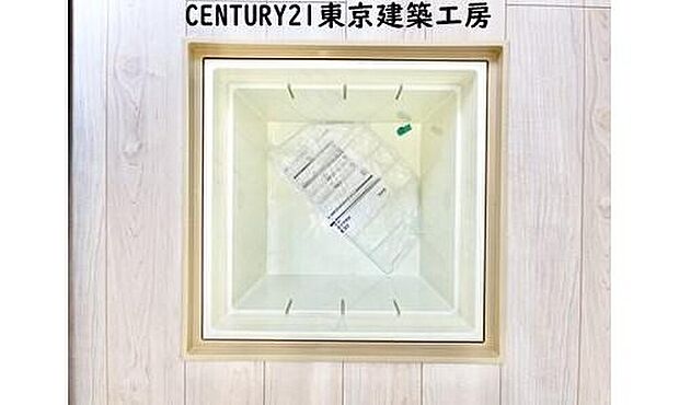 【収納】【同仕様】
床下収納は場所を取らずに収納スペースを確保できる嬉しいアイテムです♪
また、点検口としての役割も果たしております♪