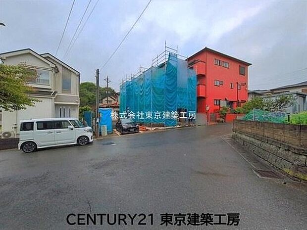 【前面道路含む現地写真】静かな住宅街に佇む、落ち着きのある住まい。程よい距離感が心地よく、穏やかで安心感のある暮らしがここから始まります。