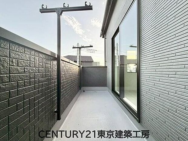 【バルコニー】風をしっかりと感じられるバルコニーでは、毎日が洗濯日和です。広々としているので洗濯も楽しくなるでしょうし、気分転換にバルコニーからの眺めを楽しむのもいいでしょう。