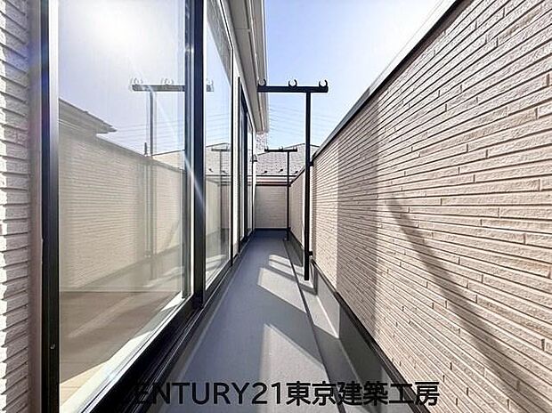 【バルコニー】頬をなでる優しい風を感じることが出来るバルコニー。つい深呼吸をしたくなる気持ちの良い場所はこのお部屋の自慢です。お洗濯物を干すスペースとしても十分な広さがあります。