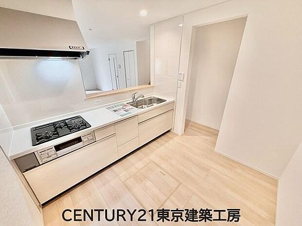 【キッチン】◇対面式を採用したキッチンですので、リビングで寛ぐご家族をいつも感じられます。会話を楽しみながら家事ができます。