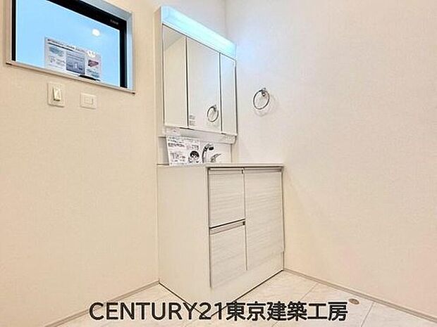 【洗面台・洗面所】洗面台で身だしなみを整え、最終チェックをすることも多いでしょう。大きな鏡が用意されていますので、全体をチェックできるようになっています。