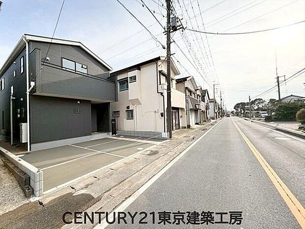【前面道路含む現地写真】前面道路にゆとりがあるため、お車の駐車やすれ違いもスムーズです!
