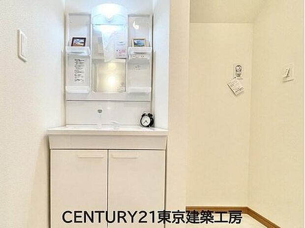 【洗面所】【同仕様:家具はCGにてレイアウト】
洗面台で身だしなみを整え、最終チェックをすることも多いでしょう。大きな鏡が用意されていますので、全体をチェックできるようになっています。いつでも最高な自分でいられ