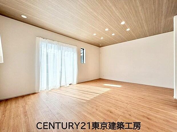 【リビング】◇大きな窓のあるリビングは、陽光あふれる明るい空間です。居心地良く、ご家族皆がゆったり寛げる憩いの空間となりそうです。