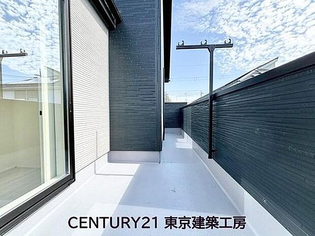 【バルコニー】頬をなでる優しい風を感じることが出来るバルコニー。つい深呼吸をしたくなる気持ちの良い場所はこのお部屋の自慢です。お洗濯物を干すスペースとしても十分な広さがあります。