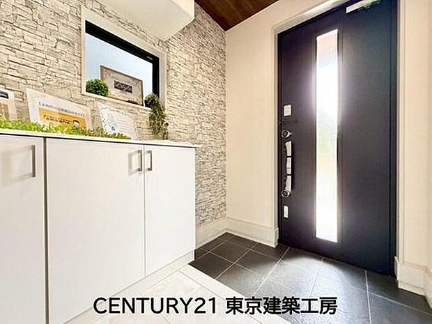【玄関】住まいの顔とも言われているのが玄関です。清潔感のある玄関は、それだけで住まい全体の印象を大幅にアップさせてくれます。気持ちよく利用することができるでしょう。