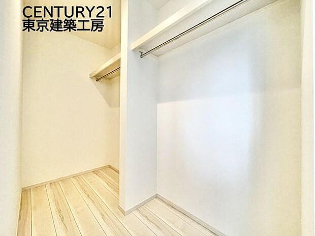 【同形状・同仕様写真(その他内観)】【同仕様】
便利なウォークインクローゼット付きで収納豊富。大切なお洋服も沢山保管できます。