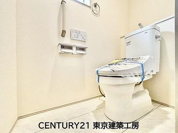 【トイレ】トイレを癒しの空間と考える人は少なくありません。だからこそ、寛げる場所であってほしいと思っている人も多いでしょう。機能面でも癒しや寛ぎの空間に相応しいトイレとなっています。

