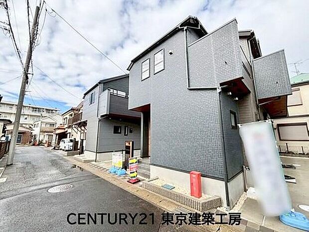【前面道路含む現地写真】閑静な住宅地に佇む、陽当たり・通風良好な快適住宅。駐車2台可能なゆとりある敷地と、長く安心して暮らせる長期優良住宅仕様も魅力です。