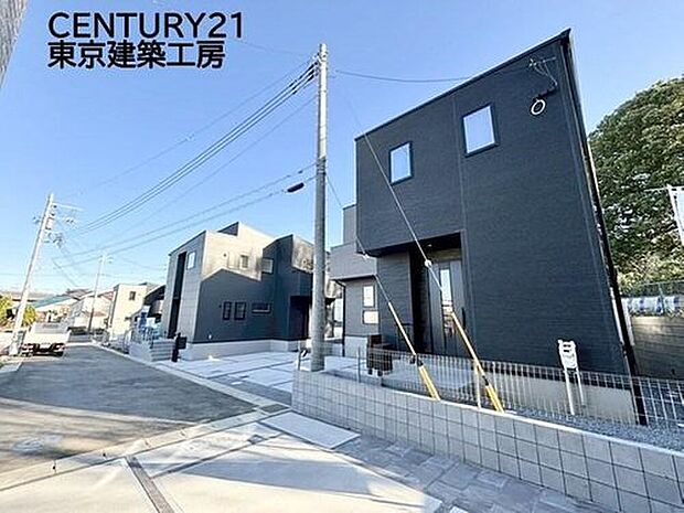 【前面道路含む現地写真】◇周辺交通量少なめで余裕を持って駐車していただけます