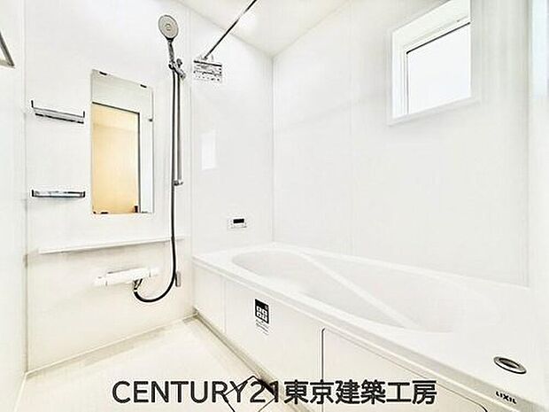【浴室乾燥機】雨の日や花粉の時期でも安心してお洗濯ができる浴室乾燥機を搭載。衣類乾燥だけでなく、浴室内の換気や湿気対策にも役立ち、カビの発生を抑えながら毎日の家事負担軽減にも配慮された便利な設備です。
