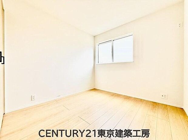 【リビング以外の居室】シンプルで清潔感のある洋室に仕上がっています。シンプルな洋室だからこそ、飽きることなく長く快適に過ごしていくことができるでしょう。