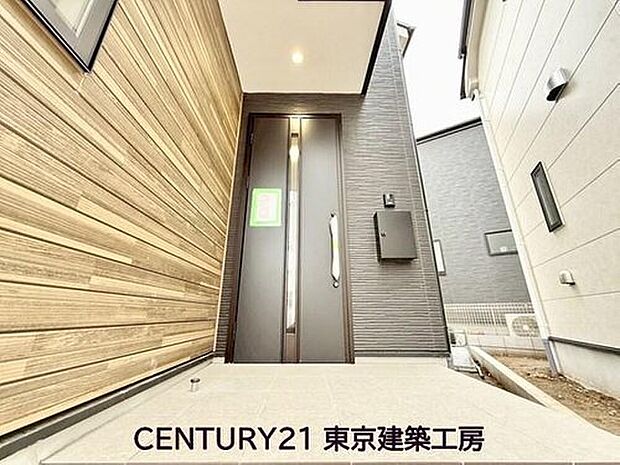【玄関】住まいの顔とも言われているのが玄関です。清潔感のある玄関は、それだけで住まい全体の印象を大幅にアップさせてくれます。気持ちよく利用することができるでしょう。