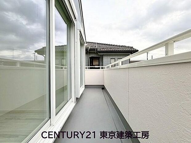 【【バルコニー】】風をしっかりと感じられるバルコニーでは、毎日が洗濯日和です。広々としているので洗濯も楽しくなるでしょうし、気分転換にバルコニーからの眺めを楽しむのもいいでしょう。

