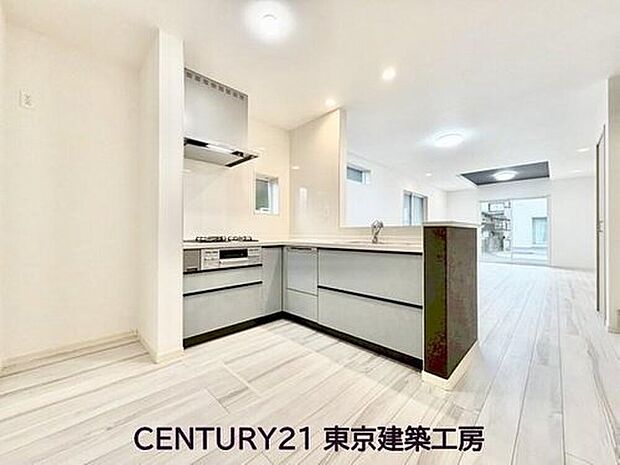 【キッチン】◇調理がはかどるシステムキッチン♪収納豊富で、シンクも作業スペースも広いのでスムーズに料理ができますね。3口コンロ、グリル付き。



