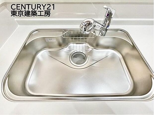【キッチン【同仕様】】◇調理がはかどるシステムキッチン♪収納豊富で、シンクも作業スペースも広いのでスムーズに料理ができますね。3口コンロ、グリル付き。