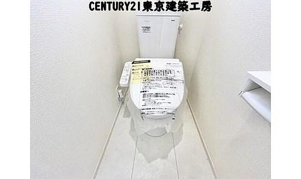 【同形状・同仕様写真(その他内観)】トイレを癒しの空間と考える人は少なくありません。だからこそ、寛げる場所であってほしいと思っている人も多いでしょう。機能面でも癒しや寛ぎの空間に相応しいトイレとなっています。