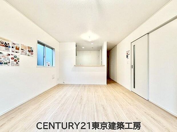 【リビング】オープンでのびやかな空間を生み出す、こだわりの「広がり」と「ゆとり」。ご家族の会話がはずむ開放的なLDKです♪