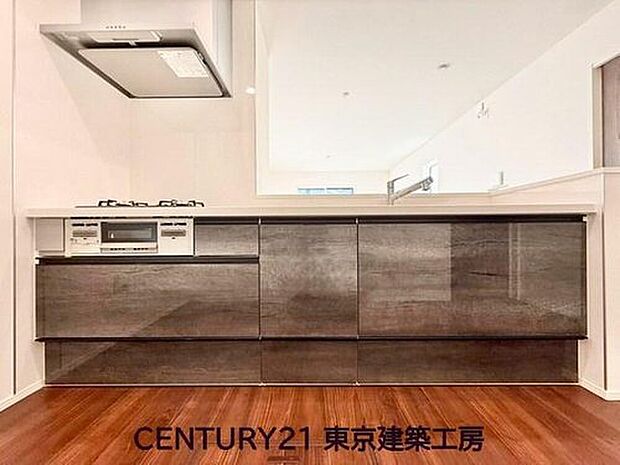 【キッチン】◇対面式を採用したキッチンですので、リビングで寛ぐご家族をいつも感じられます。会話を楽しみながら家事ができます。

