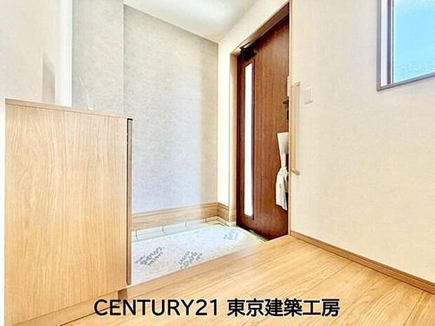 【玄関】住まいの顔とも言われているのが玄関です。清潔感のある玄関は、それだけで住まい全体の印象を大幅にアップさせてくれます。気持ちよく利用することができるでしょう。