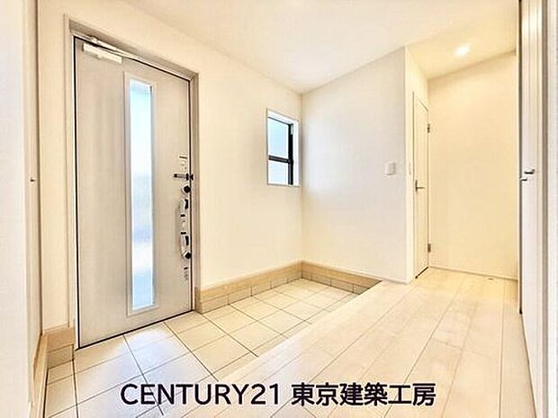 【玄関】住まいの顔とも言われているのが玄関です。清潔感のある玄関は、それだけで住まい全体の印象を大幅にアップさせてくれます。気持ちよく利用することができるでしょう。