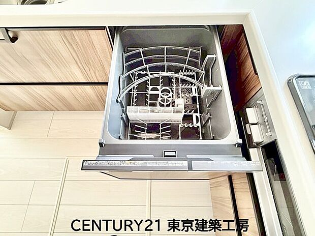 【食器洗浄乾燥機】食洗機が標準装備のシステムキッチン。毎日の洗い物もらくらくで、家事の時短にもつながり忙しいママにも嬉しい優れものです。
