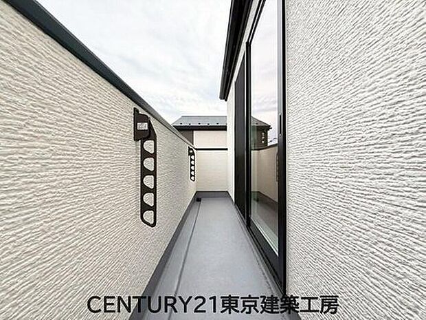 【バルコニー】風をしっかりと感じられるバルコニーでは、毎日が洗濯日和です。広々としているので洗濯も楽しくなるでしょうし、気分転換にバルコニーからの眺めを楽しむのもいいでしょう。

