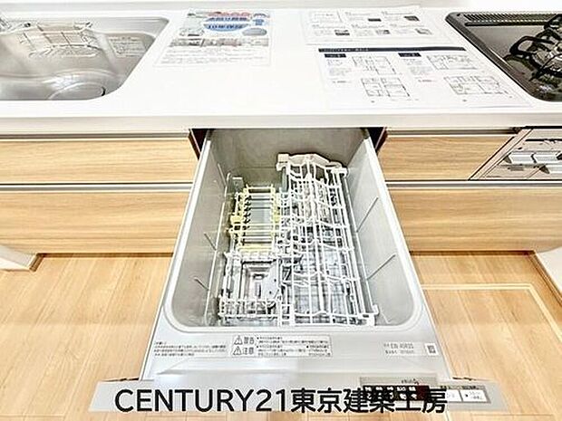【食洗機】食洗機が標準装備のシステムキッチン。毎日の洗い物もらくらくで、家事の時短にもつながり忙しいママにも嬉しい優れものです。

