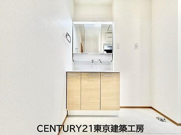 【洗面台・洗面所】洗面台で身だしなみを整え、最終チェックをすることも多いでしょう。大きな鏡が用意されていますので、全体をチェックできるようになっています。いつでも最高な自分でいられます。

