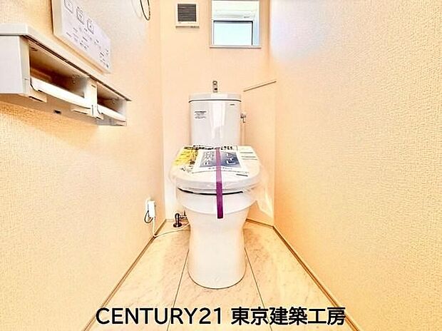 【トイレ】清潔な空間を保ちたいトイレはオフホワイトでまとめました。毎日使う場所だからこそお手入れも楽々にできる機能が搭載されております。汚れが付着しにくい便器はお掃除も楽々です。