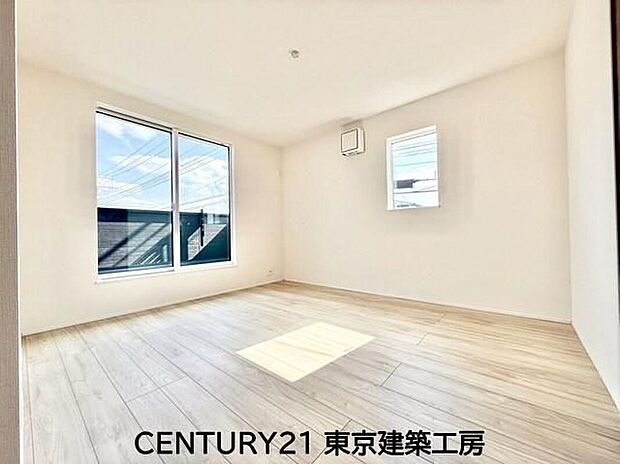 【リビング以外の居室】◇穏やかな光が差し込む室内には、穏やかな時間が流れます。おうち時間が増える昨今、落ち着いた空間で自分の趣味を楽しむのはいかがですか。